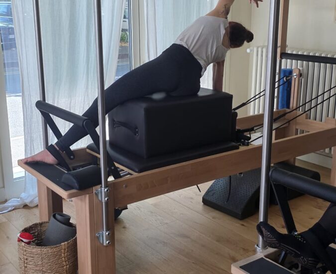 Pilates per cervicale a Parma: esercizio di mobilità laterale sulle grandi macchine di Respira Studio Pilates.