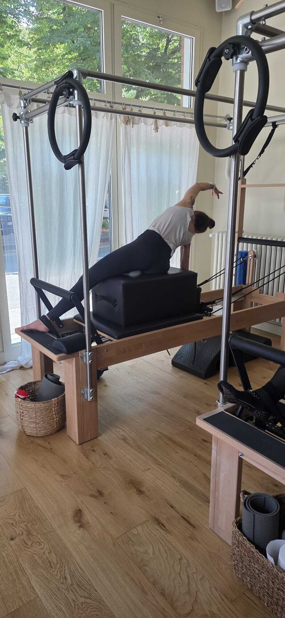 Pilates per cervicale a Parma: esercizio di mobilità laterale sulle grandi macchine di Respira Studio Pilates.