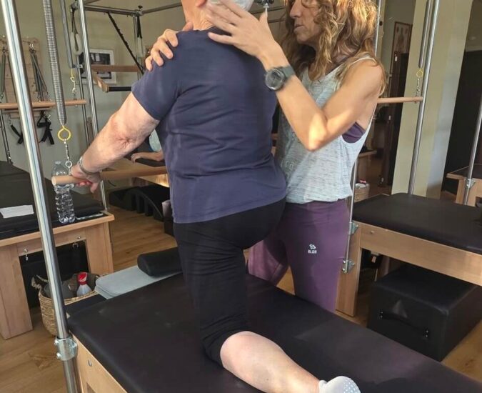 Bianca durante una sessione individuale di Pilates Senior a Parma con l’insegnante di Respira Studio Pilates