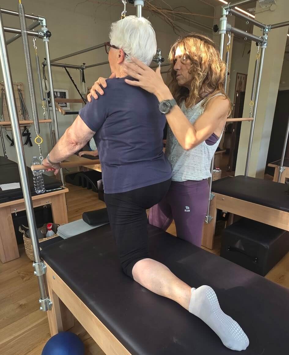Bianca durante una sessione individuale di Pilates Senior a Parma con l’insegnante di Respira Studio Pilates